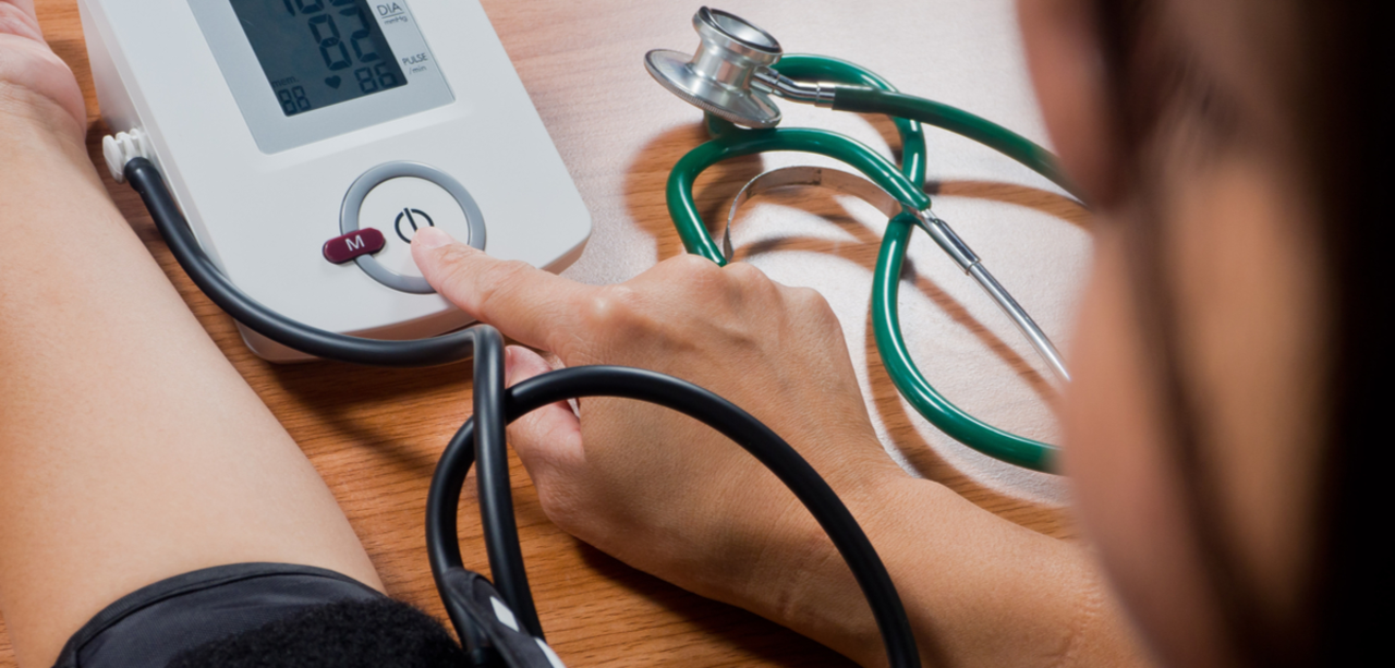 How does atenolol work in managing high blood pressure?